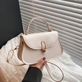 Minimalistische beige Umhängetasche mit goldenem Ovalschloss und Schultergurt - Weiß
