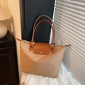Grande borsa tote in nylon kaki con manici in pelle marrone e chiusura a scatto dorata - Marrone