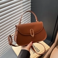 Retro braune Handtasche aus Kunstleder mit goldenem Schloss und verstellbarem Riemen - Braun