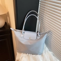 Borsa tote in nylon azzurro con patta in pelle e manici in stile vintage minimal - Blu