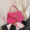 Minimalistische fuchsia Umhängetasche mit goldener U-Schließe und feinem Riemen - Rosarot