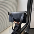 Bolso de hombro minimalista negro para mujer con solapa curva y correa ancha - Negro