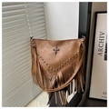 Borsa a tracolla marrone con frange, borchie metalliche e distintivo croce gotica - Marrone