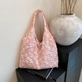 Rosa Hobo-Schultertasche mit 3D-Blumenstruktur und integriertem Riemen im Stillleben - Rosa