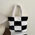 Borsa tote in ecopelliccia a scacchi bianchi e neri con manici in morbido peluche - Nero