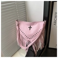 Borsa a tracolla rosa con frange, croce in metallo e borchie in finta pelle martellata - Rosa