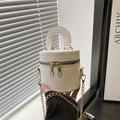 Weiße zylindrische Tasche mit goldenem Doppelreißverschluss und Kettenriemen für Damen - Weiß