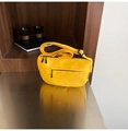 Dettaglio della borsa a mezzaluna gialla in tela con cerniere su superficie lucida - Giallo