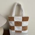 Borsa tote in peluche a scacchi marroni e bianchi con morbida consistenza in finta pelliccia - Cachi