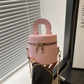 Rosafarbene Eimertasche mit runder Basis, Doppelreißverschluss und goldener Kette - Rosa