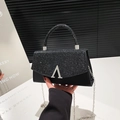 Borsa quadrata nera chic con patta di paillettes e fibbia in metallo A su catena a tracolla - Nero