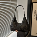 Borsa hobo nera in similpelle goffrata pitonata con un'elegante forma a mezza luna - Nero