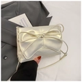 Détail d'un sac à main en satin crème style ballet avec grand nœud et bandoulière - Blanc Nacré