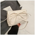 Détail du sac hobo blanc cassé avec un grand nœud et une bandoulière élégante - Blanc