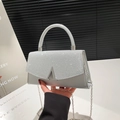 Borsa a catena con paillettes argento da donna con finitura lucida e fibbia in metallo A - Argento
