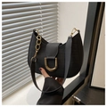 Détail du sac demi-lune noir motif crocodile avec boucle métallique dorée en forme de U - Noir