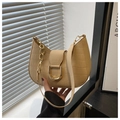 Détail du sac beige en demi-lune avec texture crocodile et boucle mors dorée chic - Kaki