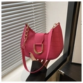 Détail du sac hobo rose motif croco avec boucle D dorée et grosse chaîne en métal - rose vif