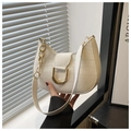 Détail du sac hobo blanc avec gaufrage crocodile, boucle dorée et bandoulière en chaîne - Blanc