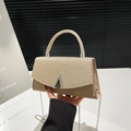 Elegante borsa a mano con paillettes champagne, logo argento e tracolla a catena - Oro