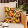 Leinen Kissenhülle mit Kürbis und Ahornblättern auf beigem Sofa für die Herbstdeko - Mehrere Kürbisse Collage Stil (YMF88-4)