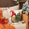 Fodera per cuscino natalizio con gnomo e albero su divano in ambientazione festiva - 45*45cm (Solo fodera per cuscino) / Stile Gnomo e Albero di Natale (YMA76-1)