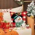 Weihnachts-Kissenbezug mit Schneemann und Rot-Weiß-Karo auf einem beigen Sofa - Rot Weiß Karo Schneemann Stil (YMA62-1)