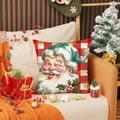 Weihnachtskissen mit Weihnachtsmann-Illustration auf rot-weißem Karomuster-Stoff - Zwinkernder Weihnachtsmann Rot Weiß Karo Stil (YMA62-4)