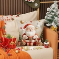 Funda de cojín navideña con lindo estampado de Papá Noel y bolas doradas en beige - Ilustración de Papá Noel Chibi (YMA31-4)