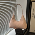 Borsa hobo a mezzaluna rosa con trama a serpente e tracolla dal design elegante - Rosa