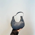 Bolso hobo minimalista azul grisáceo con textura tejida y hebilla metálica dorada - Negro