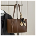 Dettaglio borsa tote marrone con cuciture bianche a contrasto e foulard in seta al manico - Marrone Scuro