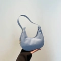Bolso medialuna azul claro minimalista con textura de sarga y hebilla dorada fina - Azul