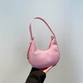Bolso hobo rosa de media luna con cremallera y detalles dorados de estilo minimalista - Rosa