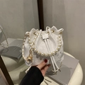Borsa a secchiello in pizzo bianco con manico di perle e tracolla a catena dorata elegante - Bianco