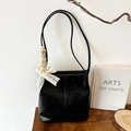 Schicke schwarze Schultertasche aus plissiertem Kunstleder mit Vintage-Spitzenschleife - Schwarz