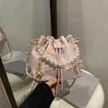 Borsa a secchiello in pizzo rosa con farfalle 3D ed elegante manico di perle - Rosa