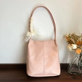 Rosa plissierte Einkaufstasche mit weißer Spitzenschleife und minimalistischem Riemen - Rosa