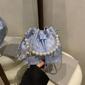 Secchiello jacquard a fiori azzurro con manico di perle e catena dorata - Blu