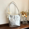 Silberne Schultertasche mit Metallic-Effekt, Crinkle-Struktur und Spitzen-Schleife - Silber