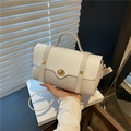 Borsa a tracolla beige con patta intrecciata ed elegante chiusura a scatto dorata - Bianco