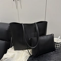 Ensemble sac cabas et pochette en cuir PU noir minimaliste sur un bureau texturé - Noir
