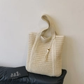 Beigefarbene gewebte Strohtasche mit langen Schultergurten und elegantem Quastenanhänger - Mit Anhänger / Gebrochenes Weiß