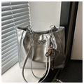 Detail der silbernen Metallic-Tote-Bag mit Schleifenakzent und Tennisschläger-Anhänger - Mit Anhänger / Silber