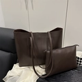 Grand sac cabas marron avec pochette assortie présenté sur un fond chic minimaliste - Marron