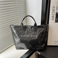 Moderne schwarze wasserfeste Totebag mit weißem TOTE BAG Schriftzug im Design - Schwarz