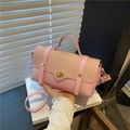 Borsa a tracolla rosa con patta intrecciata, chiusura a girello e manico superiore - Rosa
