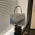 Mini borsa a tracolla retrò in denim blu con bordi sfrangiati e catena dorata - Blu