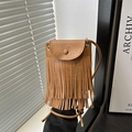 Vintage braune Handy-Umhängetasche mit Fransen-Details und Leder-Schultergurt - Braun