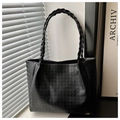 Detalle del bolso tote negro con diseño de pata de gallo y asas de cuerda trenzada - Negro